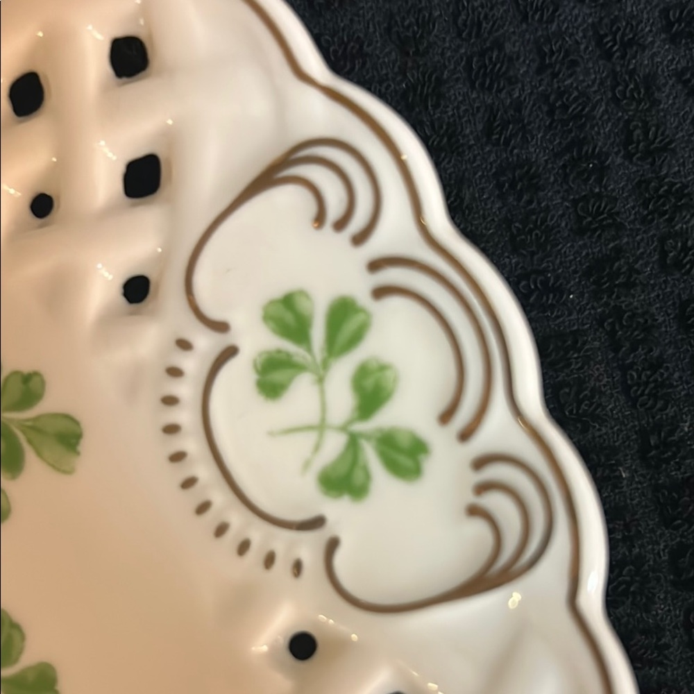 Elegant Green and White Ceramic Plate - Picture 4 of 6